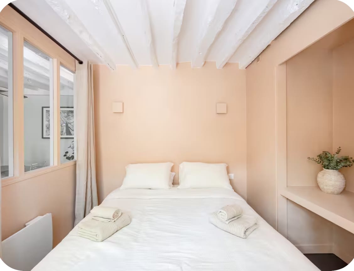 Chambre aménagée, mobilier dessiné sur mesure