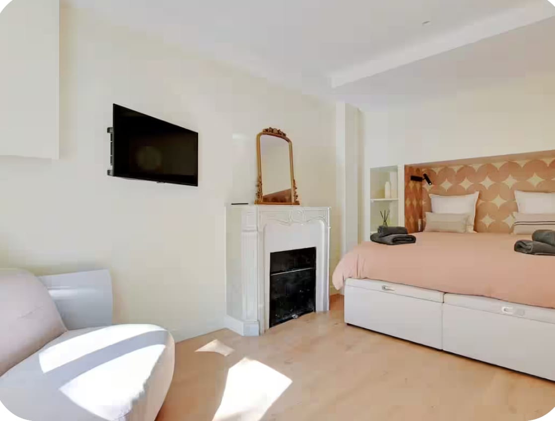 Chambre avec cheminée parisienne restaurée