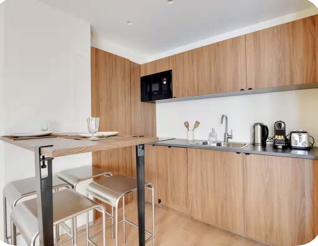 Chambre rénovée, menuiseries restaurées