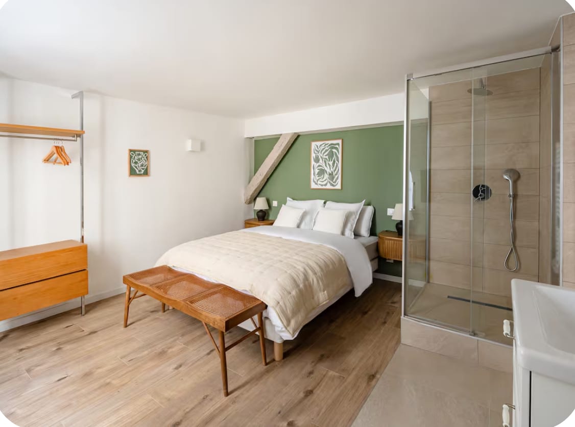 Chambre avec salle d'eau ouverte créée lors de la restructuration