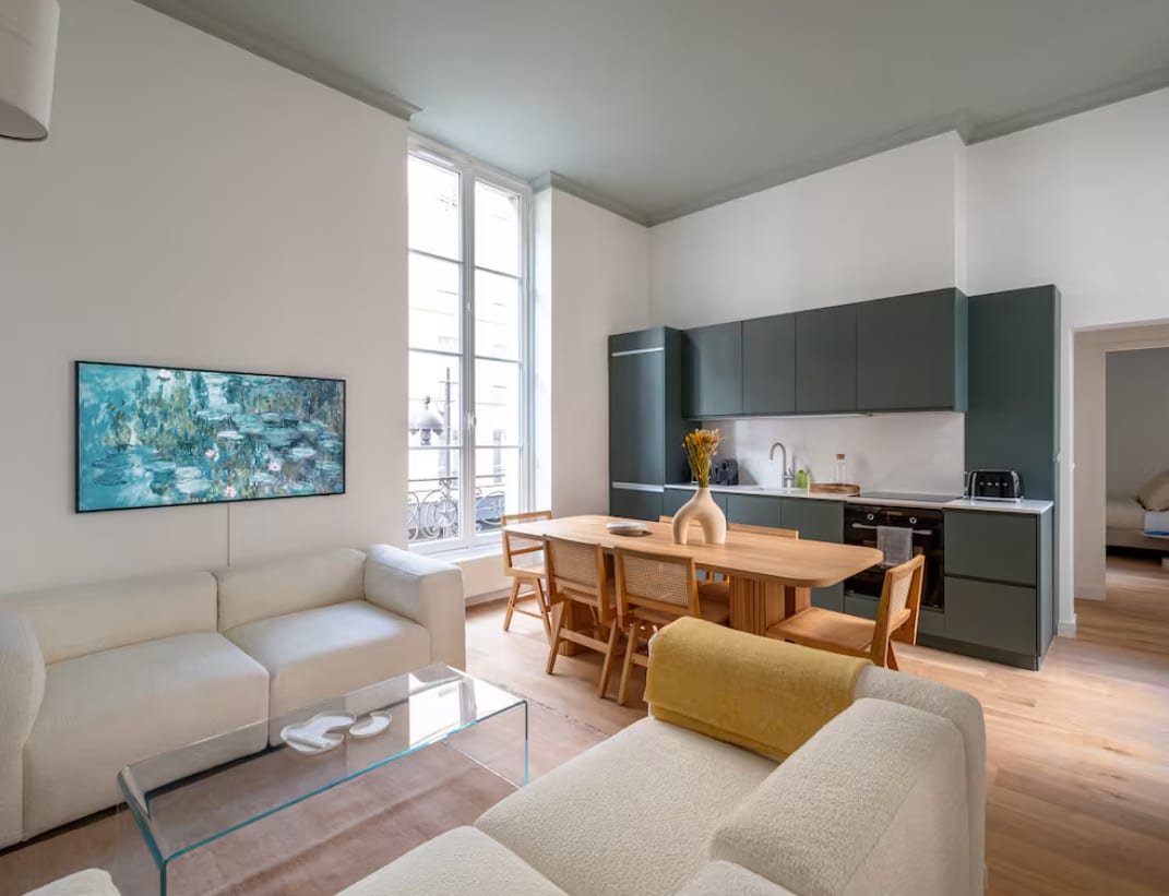 Séjour et cuisine d'un appartement parisien rénové dans le Marais
