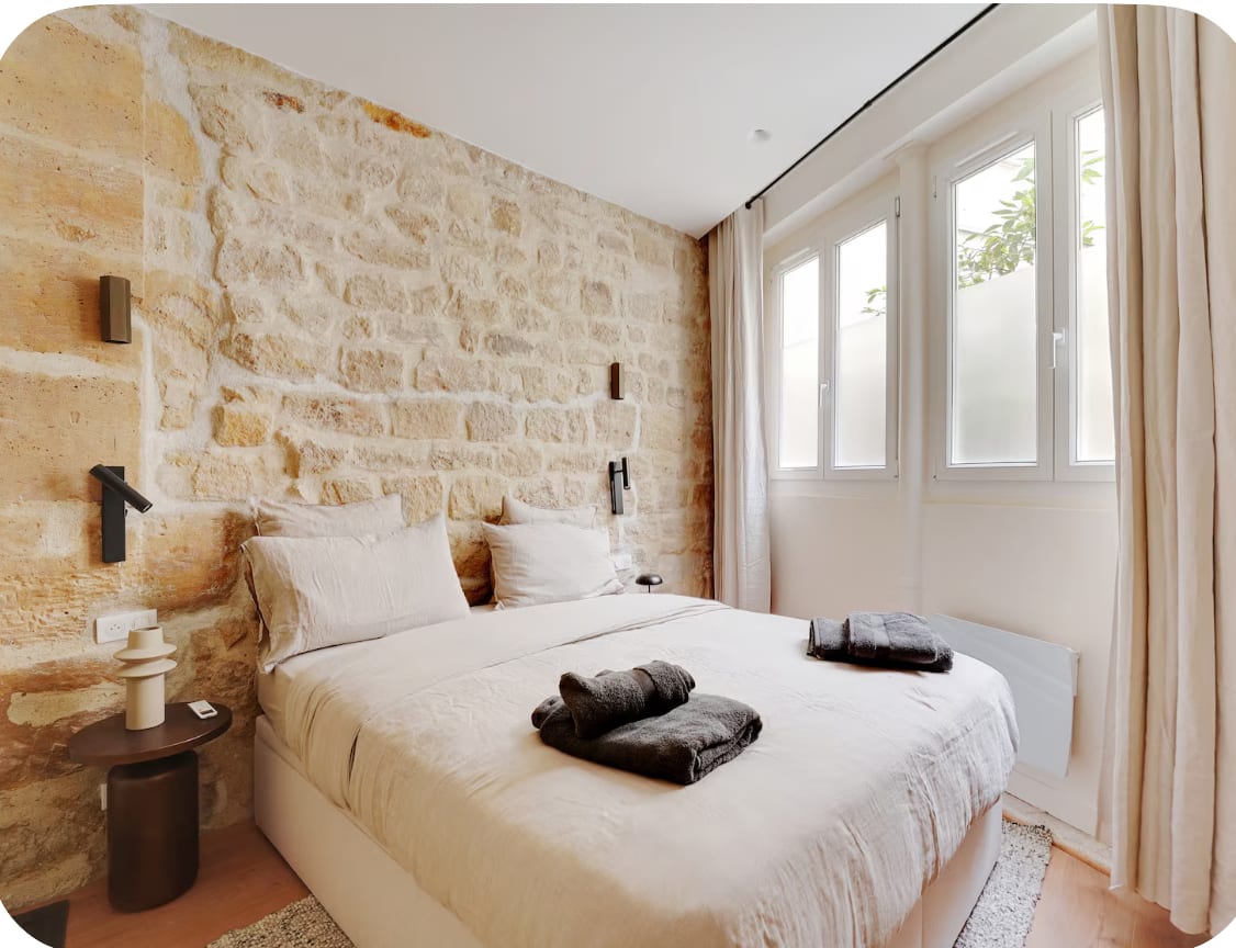 Chambre aux pierres apparentes conservées et rejointoyées